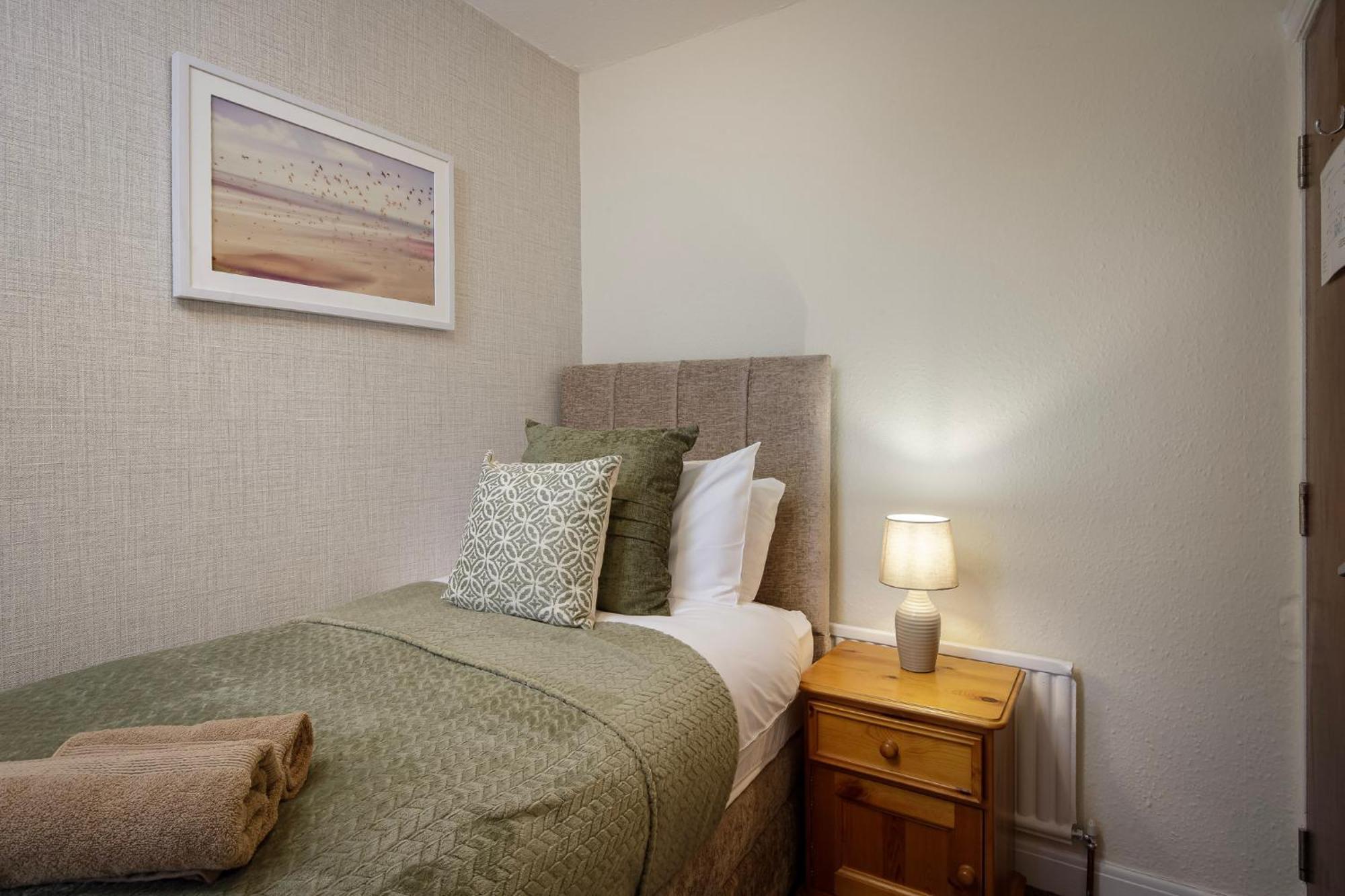 Arnside - Spacious 10-Bedroom Seaside Cottage 블랙풀 외부 사진